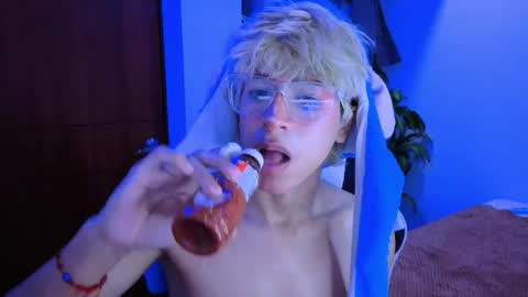 Snapshot of taichi_bluy chatting on November 2025 10:52:02 PM taichi online show from November 2025 10:52:02 PM