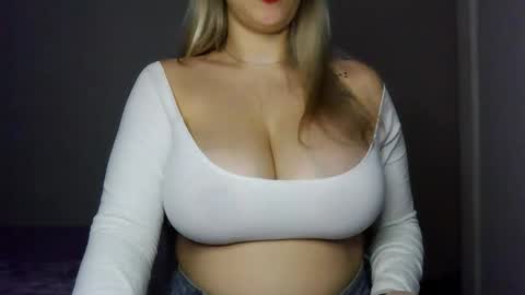 Snapshot of tateisblonde chatting on February 2026 01:52:02 PM tateisblonde online show from February 2026 01:52:02 PM