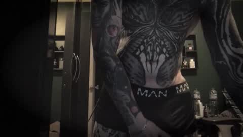 Snapshot of tattooedguy_ chatting on December 2025 07:09:01 PM TattooedGuy online show from December 2025 07:09:01 PM