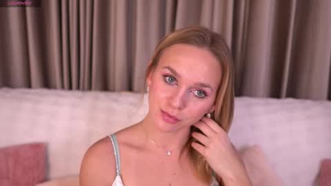 Snapshot of tendercrush chatting on December 2025 06:15:01 PM Ellis online show from December 2025 06:15:01 PM