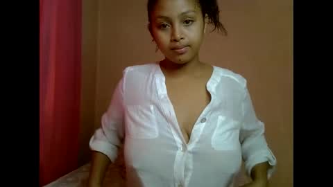 Snapshot of tessmia chatting on January 2026 07:01:01 AM tessmia online show from January 2026 07:01:01 AM