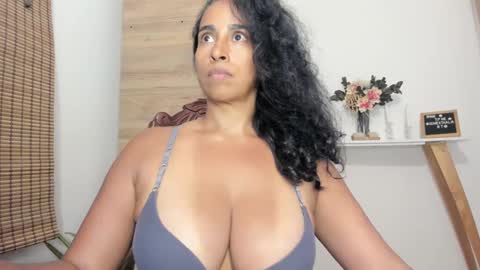 Thalia Gomex online show from January 2025 06:40:01 PM