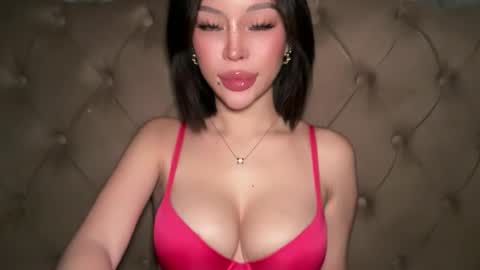 Elle  dont forget to folloW me and thumbs up online show from April 2026 11:42:02 AM