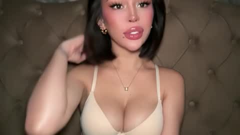 Elle  dont forget to folloW me and thumbs up online show from April 2026 01:04:01 AM