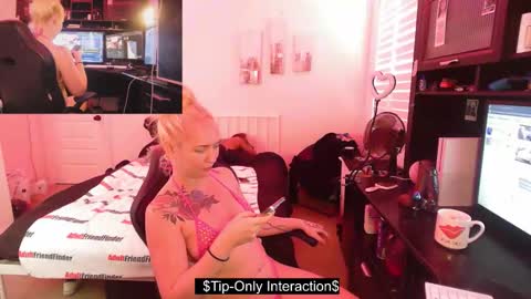 Snapshot of thepluglove chatting on November 2025 06:09:02 PM The Plug Love Friends online show from November 2025 06:09:02 PM