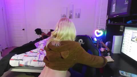 Snapshot of thepluglove chatting on November 2025 01:47:02 PM The Plug Love Friends online show from November 2025 01:47:02 PM