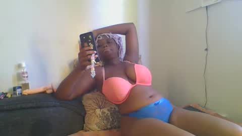 thickie_ online show from November 2025 04:40:01 AM