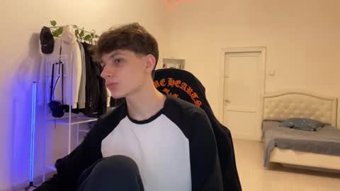 Snapshot of thomas617826 chatting on December 2025 08:17:01 PM Thomas Hill online show from December 2025 08:17:01 PM