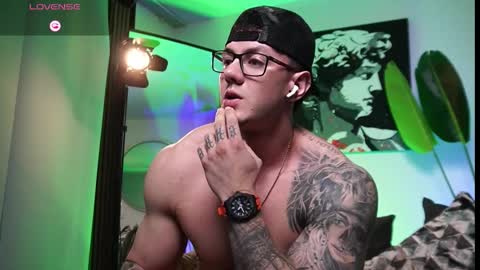 Snapshot of thomas_falcon1 chatting on February 2026 01:43:02 AM Thomas Falcon online show from February 2026 01:43:02 AM