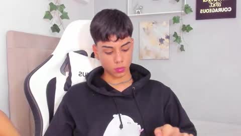 Snapshot of thomas_wild chatting on November 2025 05:17:01 AM Thomas online show from November 2025 05:17:01 AM