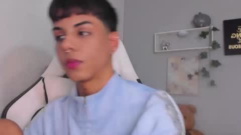 Snapshot of thomas_wild chatting on November 2025 03:26:02 AM Thomas online show from November 2025 03:26:02 AM