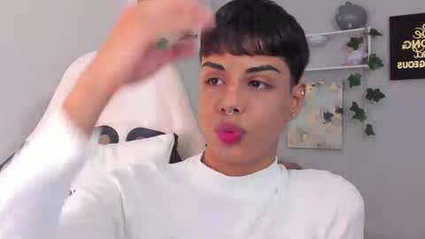 Snapshot of thomas_wild chatting on November 2025 06:40:02 AM Thomas online show from November 2025 06:40:02 AM