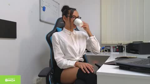 tia_j online show from October 2025 05:43:02 PM