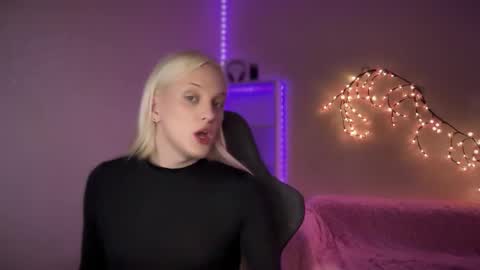 Snapshot of tiffany2005 chatting on October 2025 10:39:02 AM Amira online show from October 2025 10:39:02 AM