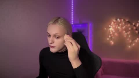 Snapshot of tiffany2005 chatting on November 2025 08:59:01 AM Amira online show from November 2025 08:59:01 AM