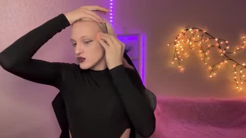 Snapshot of tiffany2005 chatting on November 2025 09:42:01 AM Amira online show from November 2025 09:42:01 AM