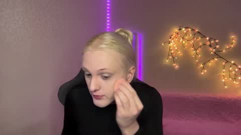 Snapshot of tiffany2005 chatting on November 2025 09:54:02 AM Amira online show from November 2025 09:54:02 AM