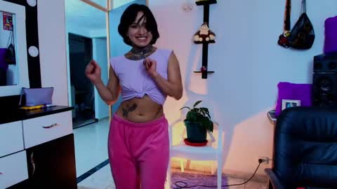 Snapshot of tinnadawson chatting on January 2025 08:20:01 AM I AM BELLA ----------- follow my IG TINNS 69 online show from January 2025 08:20:01 AM