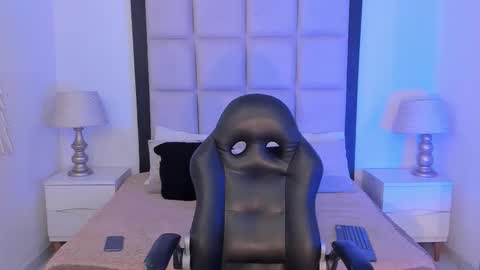 Snapshot of tiny_thomm chatting on February 2026 05:22:02 AM Thomm Independent Model online show from February 2026 05:22:02 AM