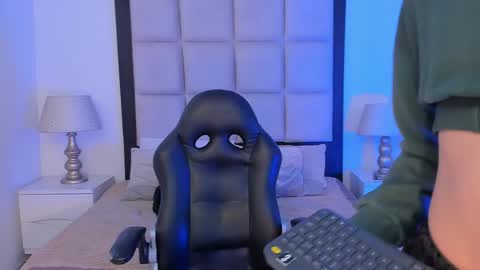 Snapshot of tiny_thomm chatting on February 2026 06:30:02 AM Thomm Independent Model online show from February 2026 06:30:02 AM