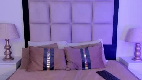Snapshot of tiny_thomm chatting on May 2026 11:44:01 PM Thomm Independent Model online show from May 2026 11:44:01 PM