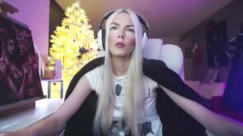 stage Kylie Sinner  brand CLITBAIT online show from December 2025 10:23:02 AM