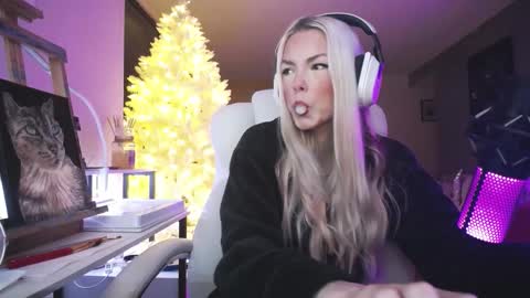 stage Kylie Sinner  brand CLITBAIT online show from January 2026 12:14:02 AM