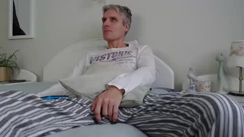 Daniel Bisexual uncut 20cm online show from December 2024 08:55:01 AM