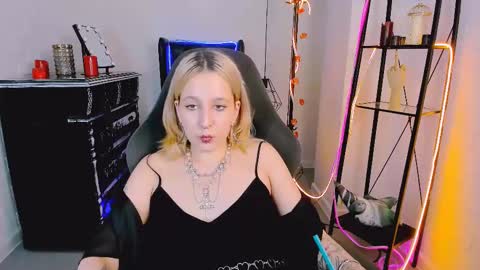 Tolli Moll online show from December 2024 03:22:01 PM