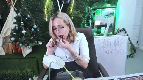 Tolli Moll online show from December 2024 01:18:02 PM