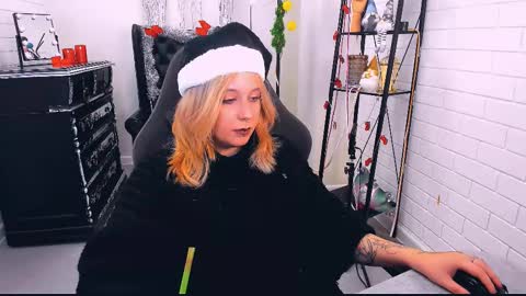 Tolli Moll online show from December 2024 12:44:01 PM