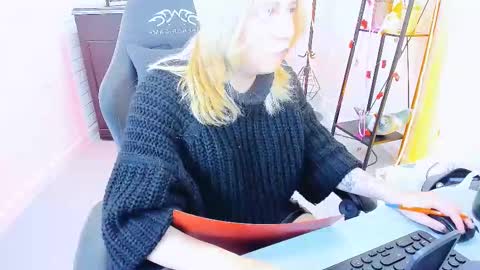 Tolli Moll online show from December 2024 03:26:01 PM