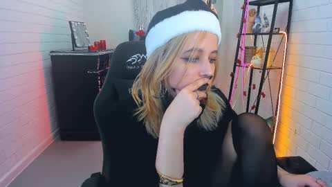 Tolli Moll online show from December 2024 12:13:02 PM