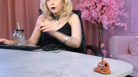 Tolli Moll online show from January 2025 12:07:02 PM