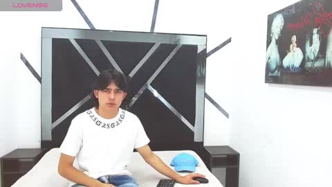 tom_0002 online show from November 2025 08:10:01 PM