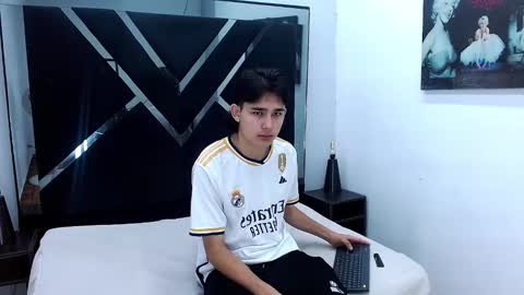 tom_0002 online show from December 2025 12:03:02 PM