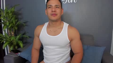 Snapshot of tom_sin_ chatting on December 2024 08:04:01 PM Tom Sin online show from December 2024 08:04:01 PM