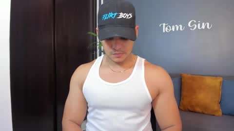 Snapshot of tom_sin_ chatting on January 2025 09:22:01 PM Tom Sin online show from January 2025 09:22:01 PM