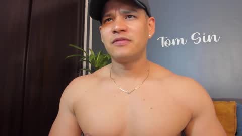 Snapshot of tom_sin_ chatting on February 2025 09:58:01 PM Tom Sin online show from February 2025 09:58:01 PM