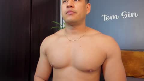 Snapshot of tom_sin_ chatting on February 2025 08:58:01 PM Tom Sin online show from February 2025 08:58:01 PM