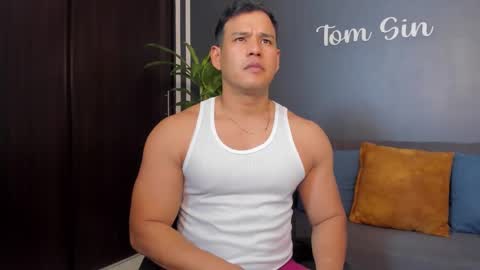 Snapshot of tom_sin_ chatting on March 2025 06:54:01 PM Tom Sin online show from March 2025 06:54:01 PM