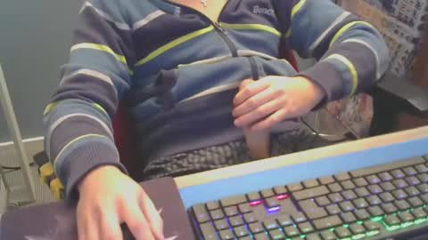 Snapshot of tomin3m chatting on December 2024 06:06:01 PM tomin3m online show from December 2024 06:06:01 PM