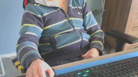 Snapshot of tomin3m chatting on March 2025 08:05:01 AM tomin3m online show from March 2025 08:05:01 AM