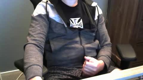 Snapshot of tomin3m chatting on October 2025 07:58:02 PM tomin3m online show from October 2025 07:58:02 PM