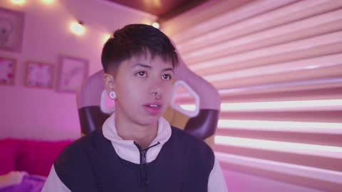 Snapshot of tommy_blue1 chatting on February 2026 12:57:02 PM Blue online show from February 2026 12:57:02 PM