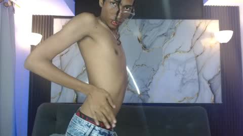 Snapshot of triiangel_latinboy chatting on April 2026 02:49:02 AM Johan online show from April 2026 02:49:02 AM