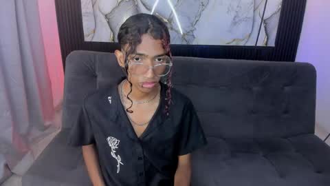 Snapshot of triiangel_latinboy chatting on May 2026 12:33:02 PM Johan online show from May 2026 12:33:02 PM
