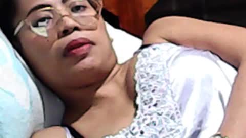 Snapshot of truefilipinabeauty chatting on November 2025 01:04:02 AM emily online show from November 2025 01:04:02 AM