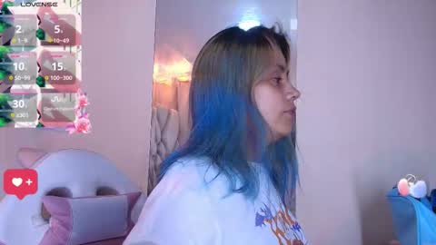 Snapshot of tsuki_nekoo chatting on December 2025 02:53:01 AM Tsukineko online show from December 2025 02:53:01 AM