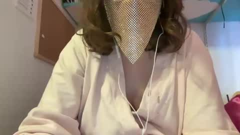 Snapshot of tulipisnotaperson chatting on February 2026 07:33:02 PM Tulip online show from February 2026 07:33:02 PM